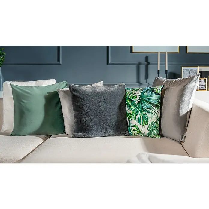 Kissen Happy - Graphit, 48 x 48 cm, 100 % Polyester - Nahaufnahme einer Reihe von dekorativen Kissen in verschiedenen Texturen und Farben, die auf einer Couch platziert sind.