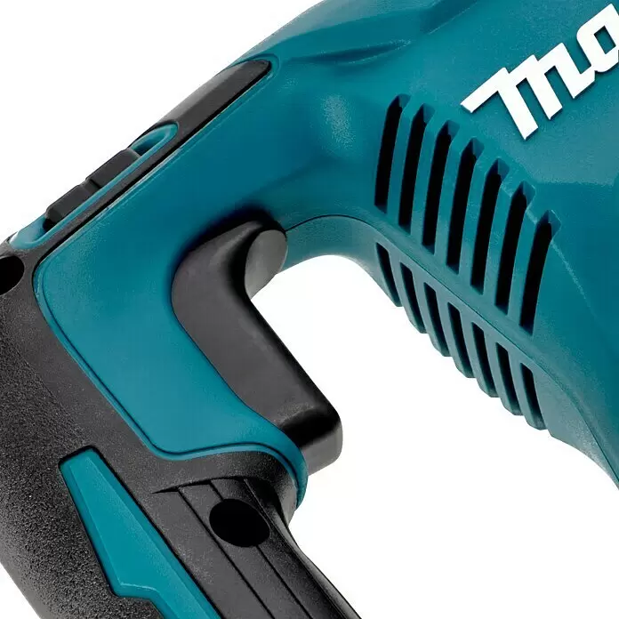 Makita LXT 18V Sierra de sable de batería DJR187ZK - 18 V, Sin batería, Número de carreras marcha en vacío: 2.400 /min - Primer plano de una herramienta eléctrica Makita turquesa con empuñadura y ventilaciones negras, mostrando el gatillo y la marca blanca.