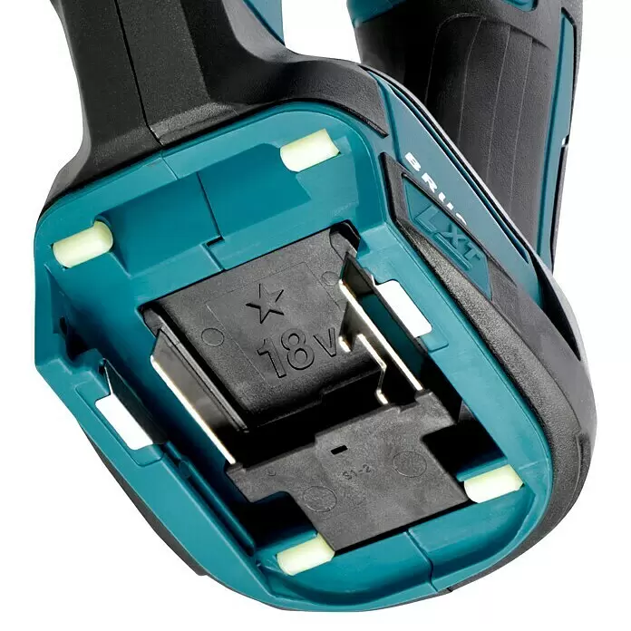 Makita LXT 18V Sierra de sable de batería DJR187ZK - 18 V, Sin batería, Número de carreras marcha en vacío: 2.400 /min - Base de herramienta eléctrica turquesa y negra con ranura de batería de 18V vacía, contactos metálicos y topes de goma amarillos claros.