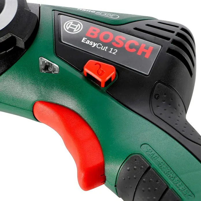 Bosch Power for All 12V NanoBlade-Säge EasyCut 12 - 12 V, 1 Akku, 2 Ah, Leerlaufdrehzahl: 4.100 U/min - Nahaufnahme der Bosch EasyCut 12 Akku-Säge, die Leistung und Präzision für mühelose Schnitte vereint.