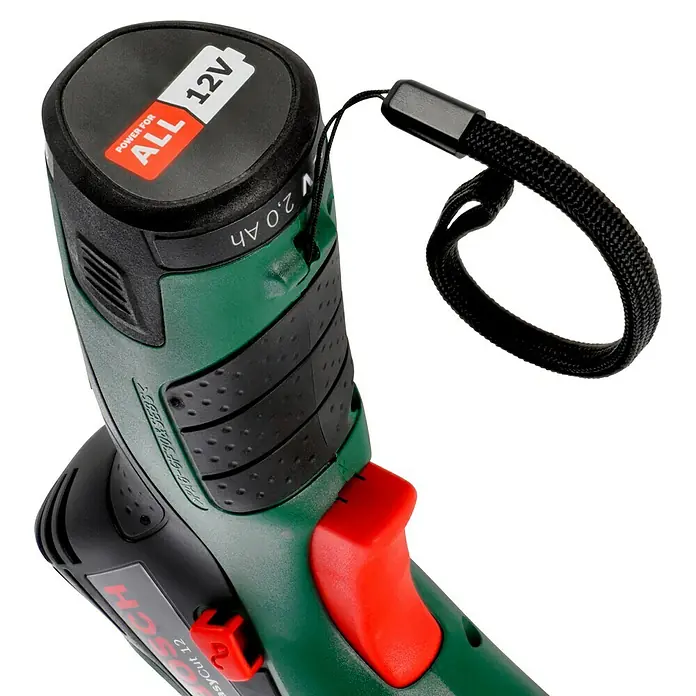 Bosch Power for All 12V NanoBlade-Säge EasyCut 12 - 12 V, 1 Akku, 2 Ah, Leerlaufdrehzahl: 4.100 U/min - Detailaufnahme einer Bosch EasyCut 12 Akku-Universalsäge mit 12V Akku und Handschlaufe. Das grüne Gehäuse und der rote Auslöser sind gut erkennbar.