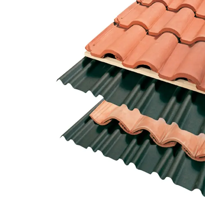 Lámina corrugada Bajo Teja 150 mixta - Otros, Negro - Primer plano de tejas rojas montadas sobre una estructura de techo metálica verde. Vista detallada de los elementos de la cubierta.