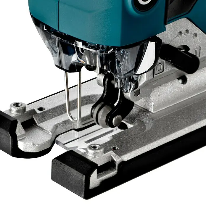 Makita LXT 18V Akku-Pendelhubstichsäge DJV181Z - 18 V, Li-Ionen, Ohne Akku, 800 /min - 3.500 /min - Nahaufnahme einer Stichsäge mit präzisem Schnittmechanismus und Metallfuß für exakte Arbeiten. Vielseitiges Werkzeug für präzise Holzarbeiten.