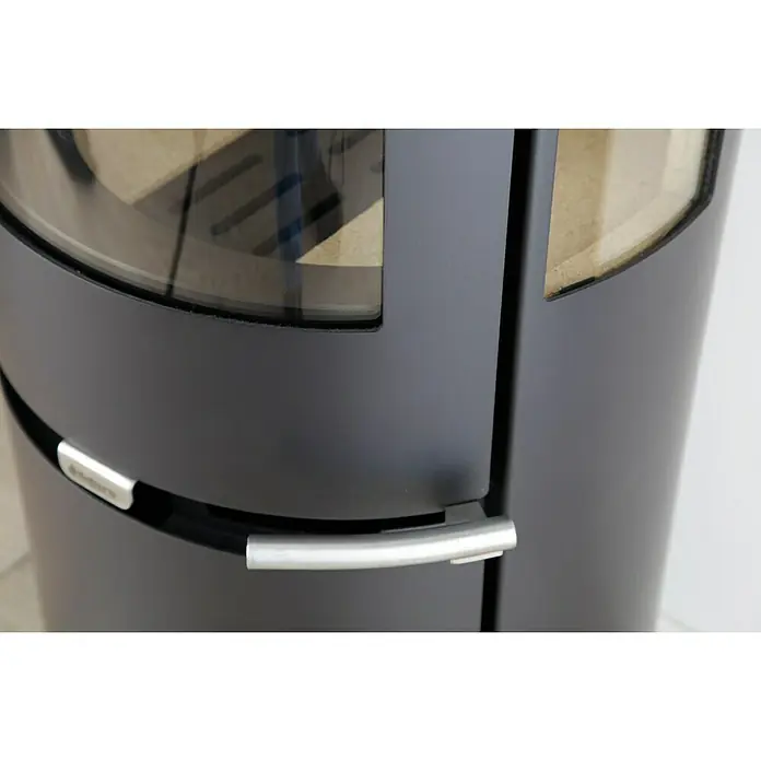 Aduro Kaminofen 9 - 8 kW, Raumheizvermögen: 334 m³, Material Verkleidung: Stahl, Schwarz - Nahaufnahme eines schwarzen Kaminofens mit Glastür und silbernem Griff, der die moderne Ästhetik und Funktionalität des Ofens hervorhebt.