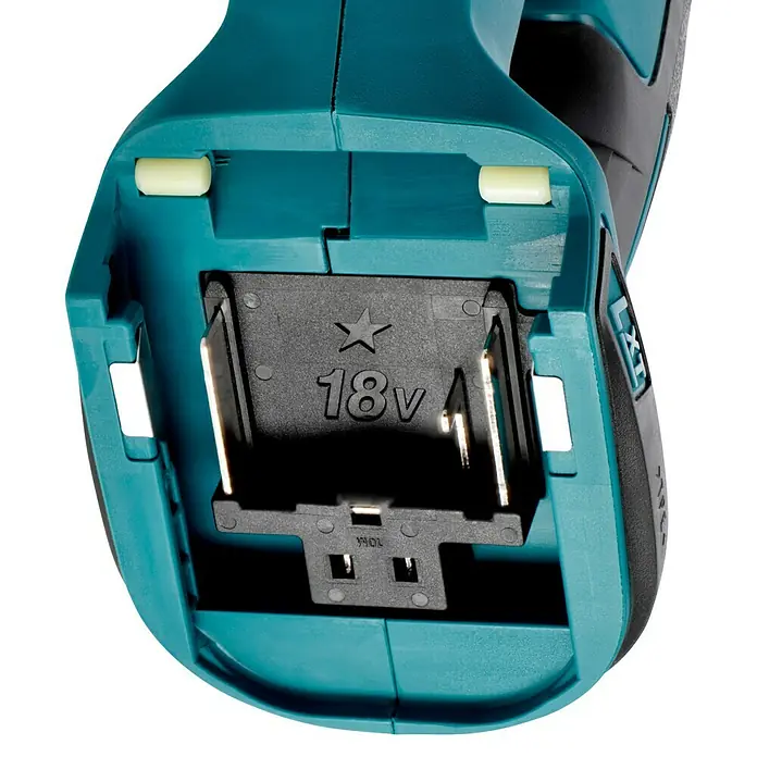 Makita LXT 18V Akku-Säbelsäge DJR186ZK + Artikelnr. 33855482 hinzufügen* - 18 V, Ohne Akku, Leerlaufhubzahl: 0 /min - 2.800 /min - Detailaufnahme der Akkuaufnahme eines Makita-Elektrowerkzeugs, passend für 18V-Akkus.