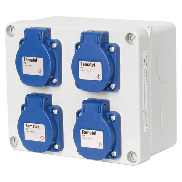 Famatel Caja de superficie estanca - L x An x Al: 16 x 13,5 x 8,3 cm, Colocar - Caja de conexiones blanca con cuatro enchufes Famatel azules y redondos con tapa abatible, ideal para aplicaciones robustas.