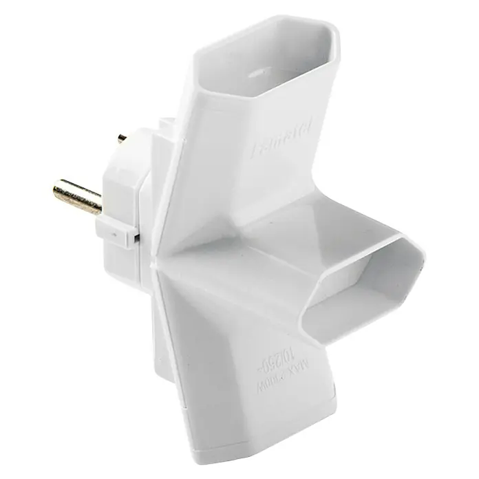Famatel Bola de enchufes triple - x 3, Blanco, IP20 - Imagen de un adaptador de enchufe múltiple blanco para uso doméstico. El adaptador tiene tres tomas para diferentes dispositivos.