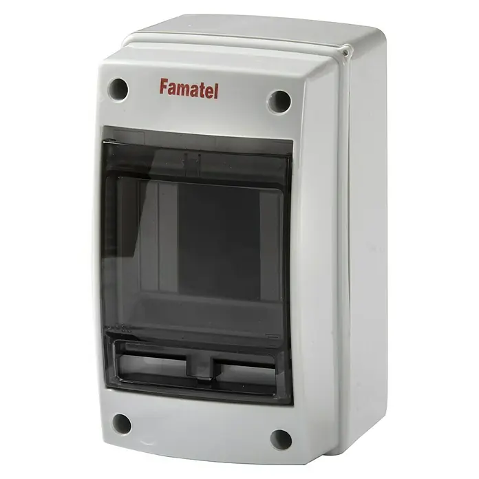 Famatel Cuadro eléctrico de superficie Aqua - Número de hileras: 1 ud., 10 x 10 cm, Blanco, Número de módulos: 2 ud. - Primer plano de una caja de protección Famatel blanca para instalaciones eléctricas con puerta transparente.