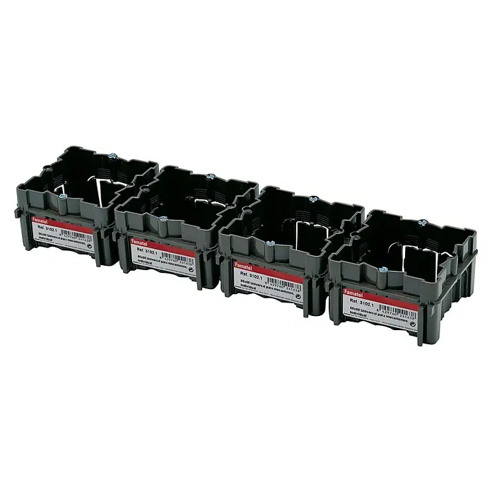 Famatel Caja de empotrar - 6,6 x 6,6 x 4,4 cm, x 1, Negro, 1 ud. - Cuatro cajas de conexión Famatel Ref. 3102.1 en fila. Las cajas son negras y tienen etiquetas con información del producto.