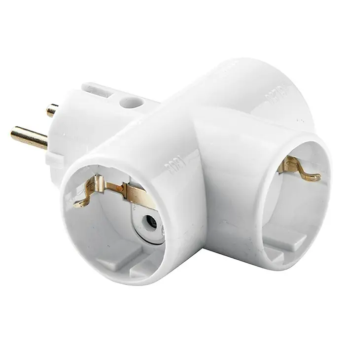 Famatel Bola de enchufes triple cerámico - x 3, Blanco, IP20 - Primer plano de un adaptador de corriente blanco en forma de T con dos enchufes y un conector, destacando la funcionalidad del producto.