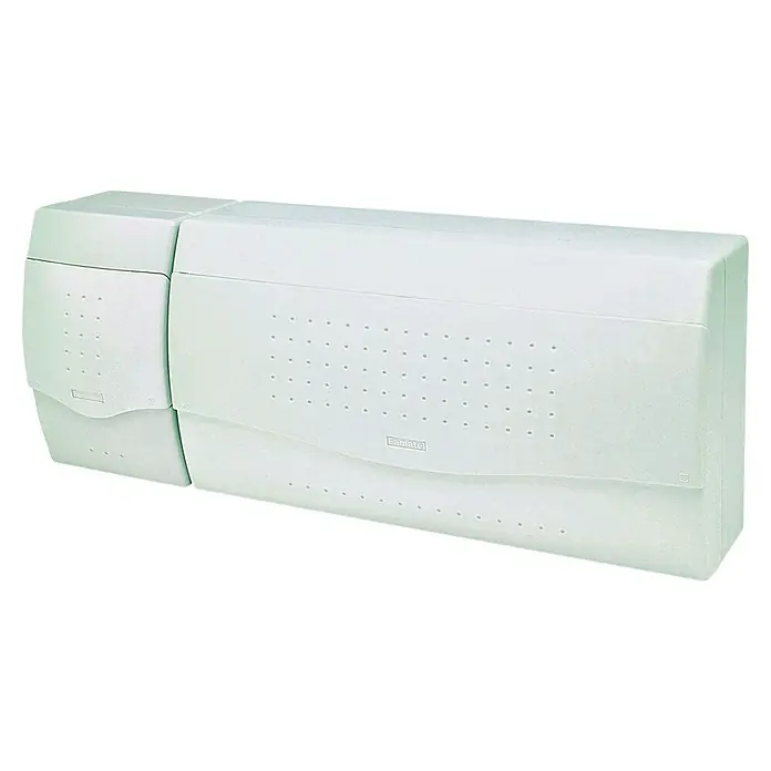 Famatel Cuadro eléctrico de superficie Nuova ICP32 - Número de hileras: 1 ud., 47 x 10 cm, Blanco, Número de módulos: 18 ud. - Primer plano de una caja de conexión Ramatel, reconocida por sus soluciones de conectividad, sobre un fondo neutro.