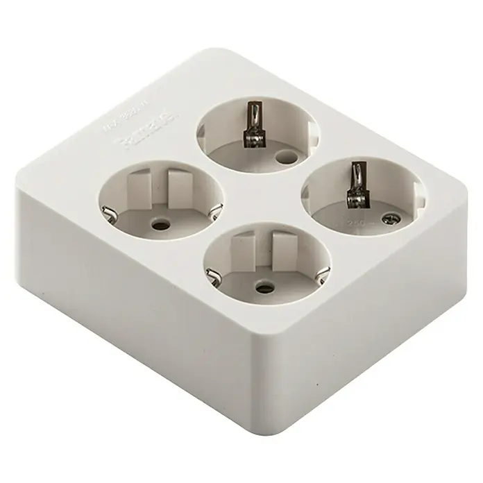 Famatel Base de enchufe múltiple cuadrada - x 4, Número de enchufes Schuko: 4 ud., Blanco, IP20, Sin interruptor - Una regleta blanca de cuatro enchufes para enchufes europeos. Ideal para uso en interiores para conectar varios dispositivos simultáneamente. Práctica y compacta.