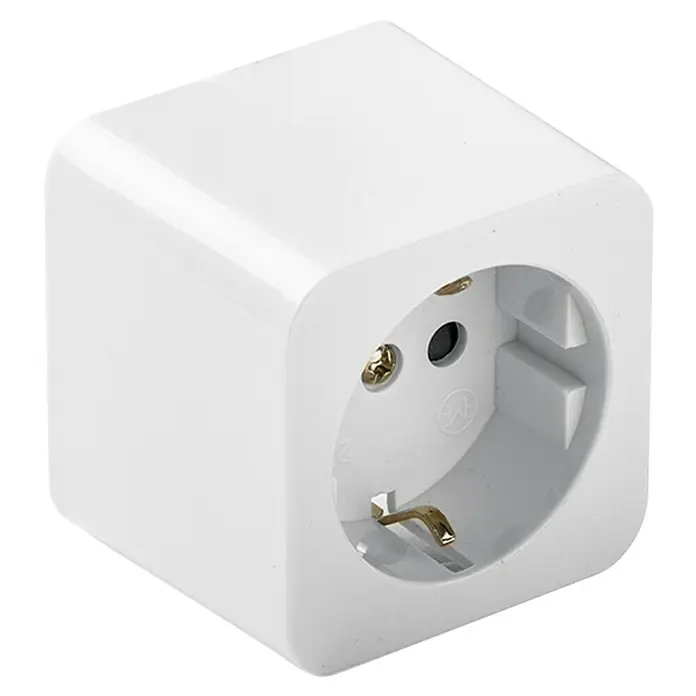 Famatel Enchufe - Marfil, Cerámica, Montaje en la pared - Primer plano de un enchufe Schuko blanco con bordes redondeados, ideal para uso doméstico.