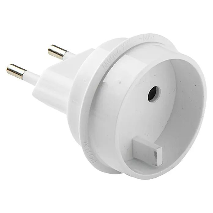 Famatel Adaptador de viaje universal Europa - Blanco - Primer plano de un adaptador de viaje blanco para conectar enchufes europeos a enchufes de otros estándares.