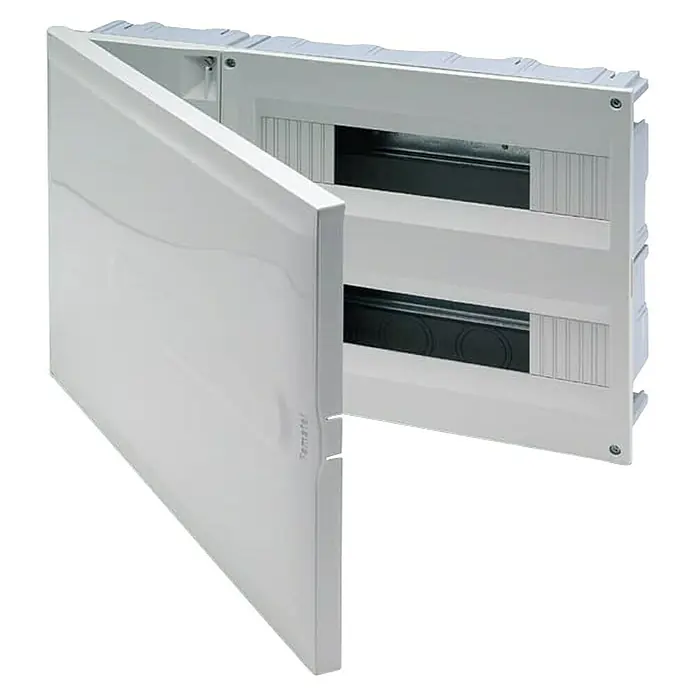 Famatel Cuadro eléctrico empotrado 3324-P 40+28 elementos - Número de hileras: 2 ud., 42,5 x 27 cm, Blanco - Imagen de un cuadro de distribución blanco abierto con dos filas para fusibles, cada una separada por barras verticales.