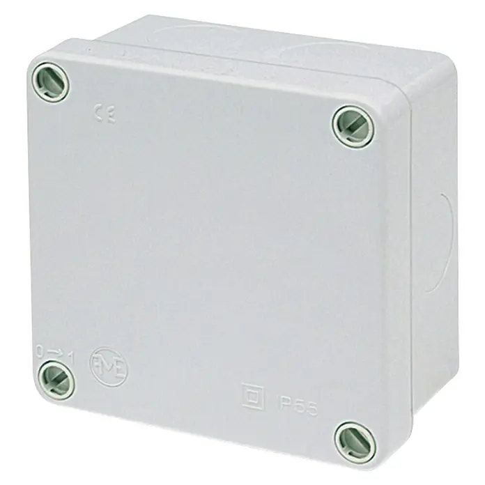 Famatel Caja de superficie - L x An x Al: 10 x 10 x 5,5 cm, IP55 - Primer plano de una caja de conexiones blanca y cuadrada con tornillos visibles, lo que garantiza una conexión eléctrica segura.