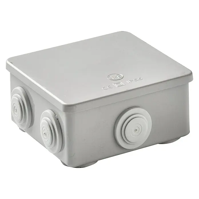 Famatel Caja de superficie - L x An x Al: 10 x 10 x 4,5 cm, En pared, IP55 - Esta toma muestra una caja de conexiones gris con múltiples salidas y una clasificación "IP55" que indica protección contra salpicaduras de agua.