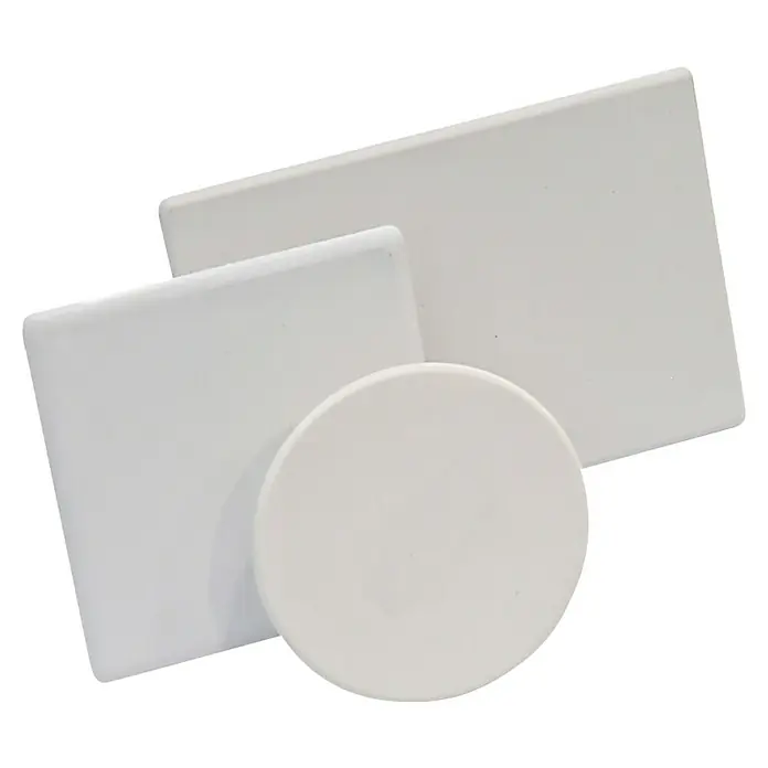 Famatel Tapa para caja de empotrar 10 x 10 - Blanco, Inserción - Primer plano de tres baldosas de cerámica blanca moldeadas en varias formas: cuadrada, rectangular y circular.
