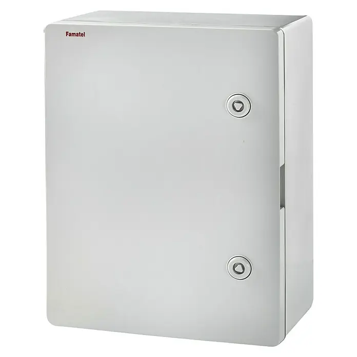 Famatel Cuadro eléctrico de superficie Magna 40 x 30 - Número de hileras: 1 ud., 30 x 16,5 cm, Blanco - Imagen de un armario eléctrico Famatel, destacando su acabado blanco y diseño robusto.\n