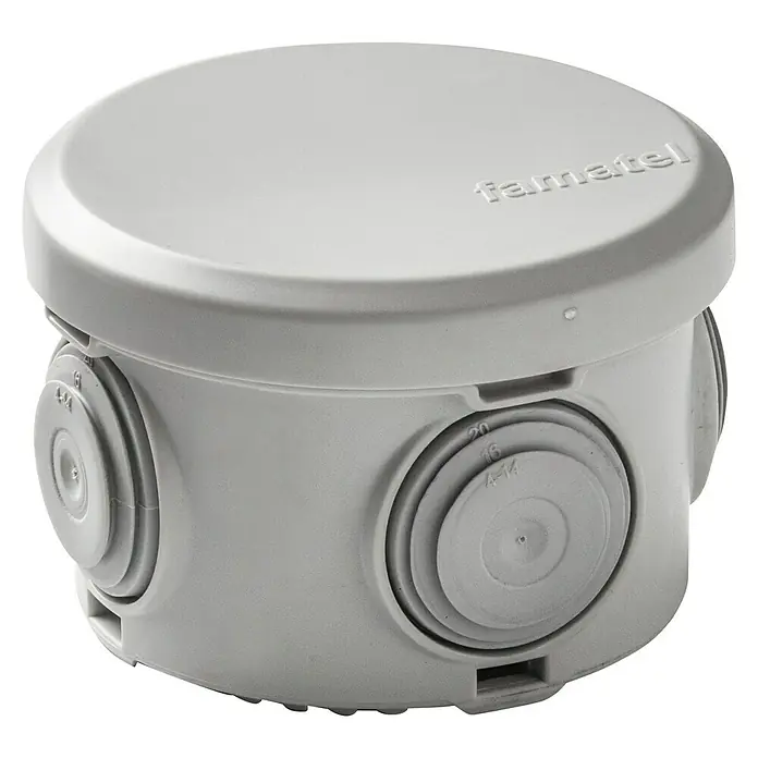 Famatel Caja de superficie estanca AcquaBOX - 5 x 7,4 x 7,4 cm, Gris - Primer plano de una caja de conexiones Famatel gris, perfecta para instalaciones eléctricas interiores y exteriores.
