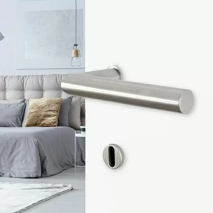 Diamond Doors Creative Zimmertürgarnitur Topeka - Edelstahl matt, Stärke Tür: 40 mm - 45 mm - Türdrücker und Schlüsselschild aus gebürstetem Edelstahl an einer Tür, die in ein Schlafzimmer führt.