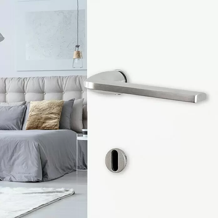 Diamond Doors Creative Zimmertürgarnitur Tampa - Edelstahl matt, Stärke Tür: 40 mm - 45 mm - Türdrückergarnitur aus gebürstetem Edelstahl mit passendem Schlüssellochschild an einer Tür.