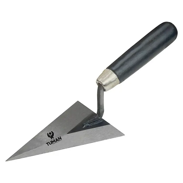 Paleta de albañil - Largo: 140 mm - Primer plano de una paleta triangular con mango negro y cabeza plateada sobre un fondo negro.