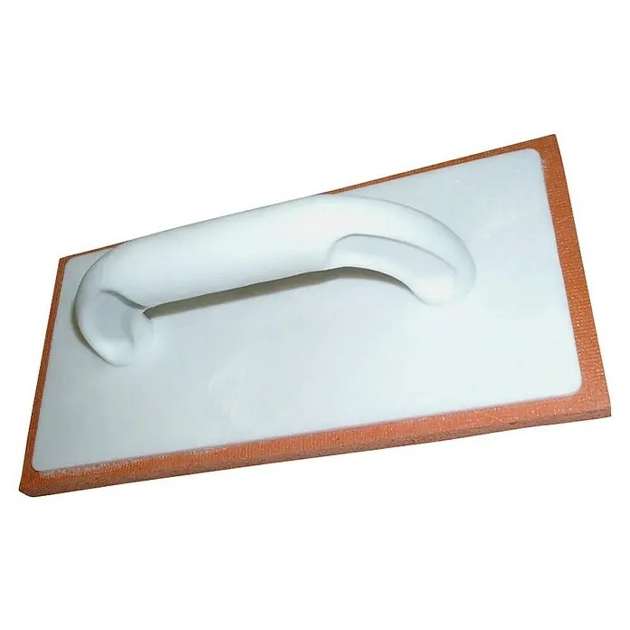 Llana de alisado - 14 x 28 cm - Primer plano de una llana de esponja con mango blanco y esponja naranja, diseñada para construcción o renovación.
