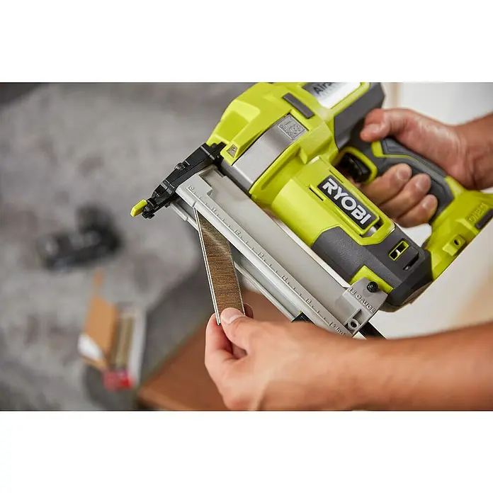 Ryobi ONE+ Akku-Tacker R18GS18-0 - 18 V, Li-Ionen, Ohne Akku - Ein Ryobi Akku-Nagler wird mit Nägeln befüllt, bereit für den Einsatz. Ideal für Heimwerkerprojekte und professionelle Anwendungen.