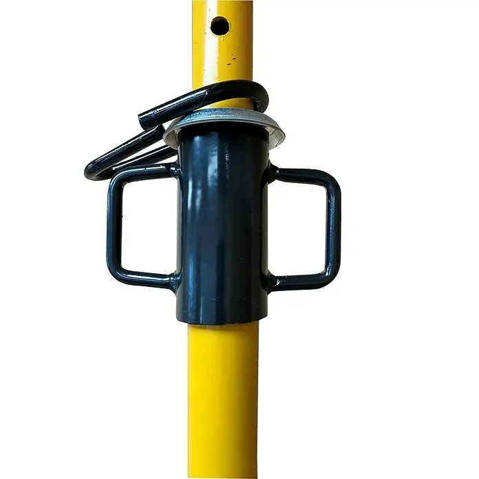 Altrad Puntal regulable PP401 - Ajuste de altura: 2,2 m - 4 m - Primer plano de un puntal de construcción amarillo con un mecanismo de ajuste negro, garantizando estabilidad en proyectos.