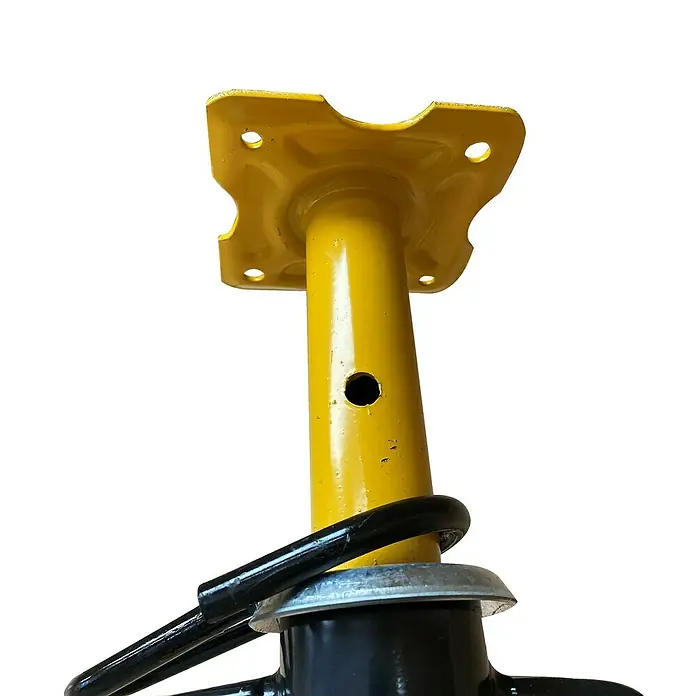 Altrad Puntal regulable PP401 - Ajuste de altura: 2,2 m - 4 m - Primer plano de un puntal amarillo con placa de cabeza cuadrada y un anillo metálico negro en el eje.