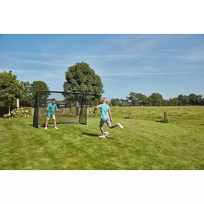 Salta Fußballtor - 300 x 90 x 200 cm, Schwarz - Zwei Jungen spielen Fußball mit einem schwarzen Salta Tor im Garten. Einer ist Torwart, der andere schießt.