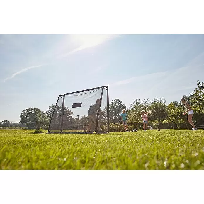 Salta Fußballtor - 300 x 90 x 200 cm, Schwarz - Ein dunkel gerahmtes Fußballtor mit Netz wird von Kindern auf einem sonnigen Rasenfeld genutzt.