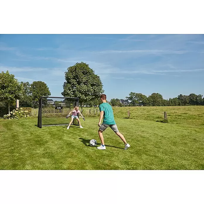 Salta Fußballtor - 300 x 90 x 200 cm, Schwarz - Ein schwarzes tragbares Salta Fußballtor wird von zwei Kindern beim Spielen benutzt.