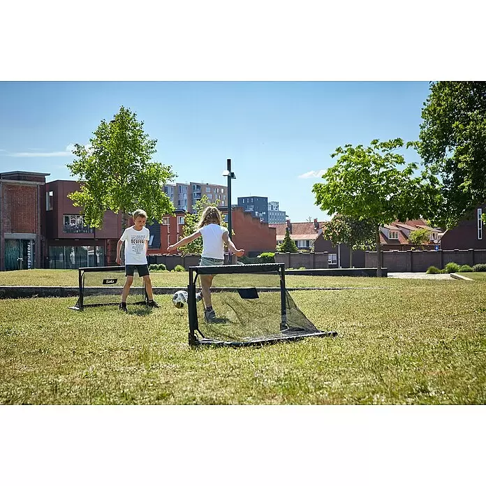 Salta Fußballtor - 100 x 60 x 60 cm, Schwarz, 2 Stk. - Zwei schwarze Salta Fußballtore, von Kindern auf Gras benutzt.