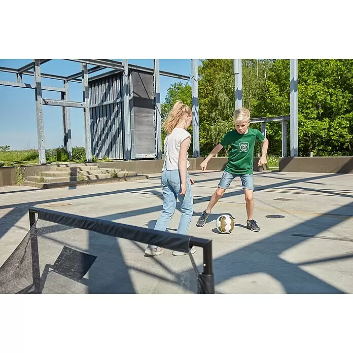 Salta Fußballtor Techniq - 150 x 60 x 60 cm, Schwarz - Schwarzes Mini-Fußballtor mit Netz, von zwei Kindern im Freien zum Fußballspielen genutzt.