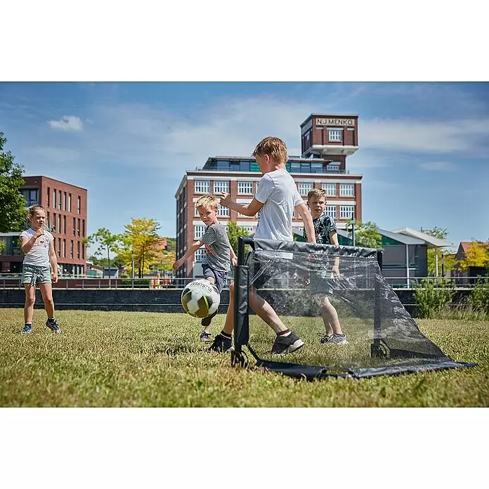 Salta Fußballtor - 100 x 60 x 60 cm, Schwarz, 2 Stk. - Schwarzes, tragbares Fußballtor, das von Kindern beim Fußballspielen im Freien genutzt wird.