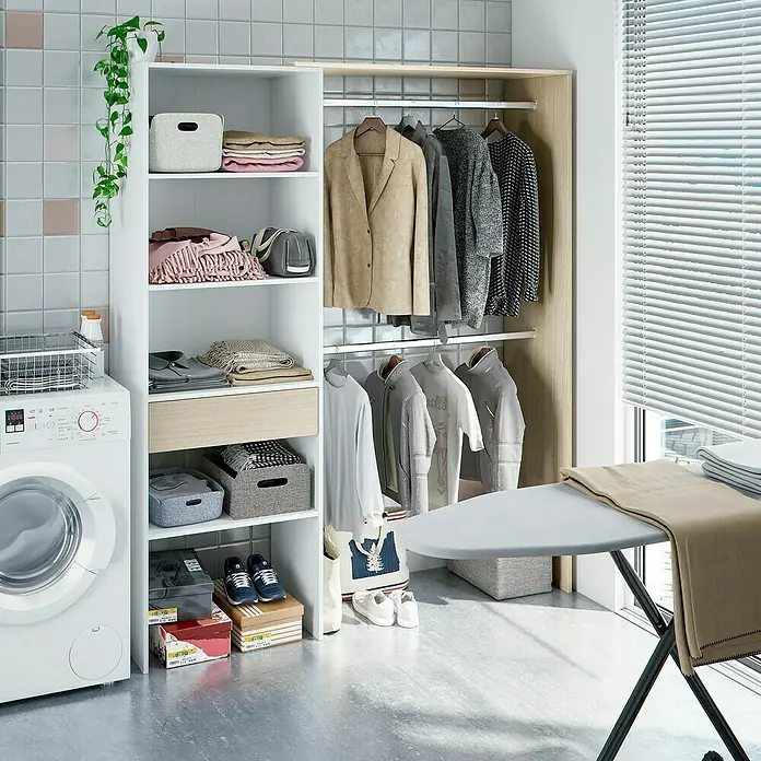 Armario para ropa Korex - L x An x Al: 40 x 158 x 187 cm, Blanco/Roble, Montaje reversible - Un lavadero con una lavadora blanca, un armario blanco con estantes y un perchero de madera al lado de una ventana.
