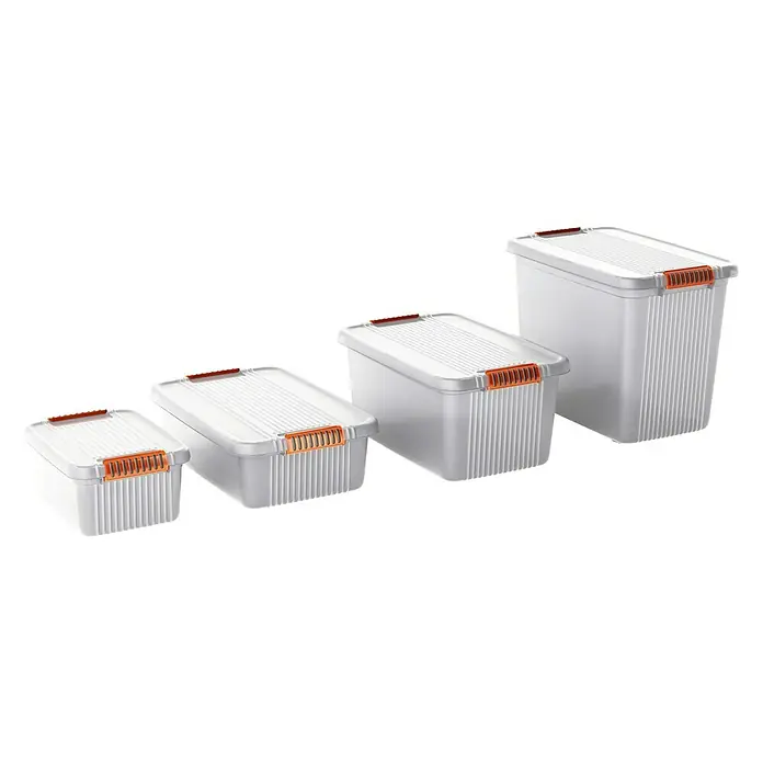 KIS Aufbewahrungsbox K LATCH - L x B x H: 39 x 29 x 18 cm, Transparent - Vier graue Aufbewahrungsboxen unterschiedlicher Größe mit orangefarbenen Verschlüssen, die in einer Reihe angeordnet sind.