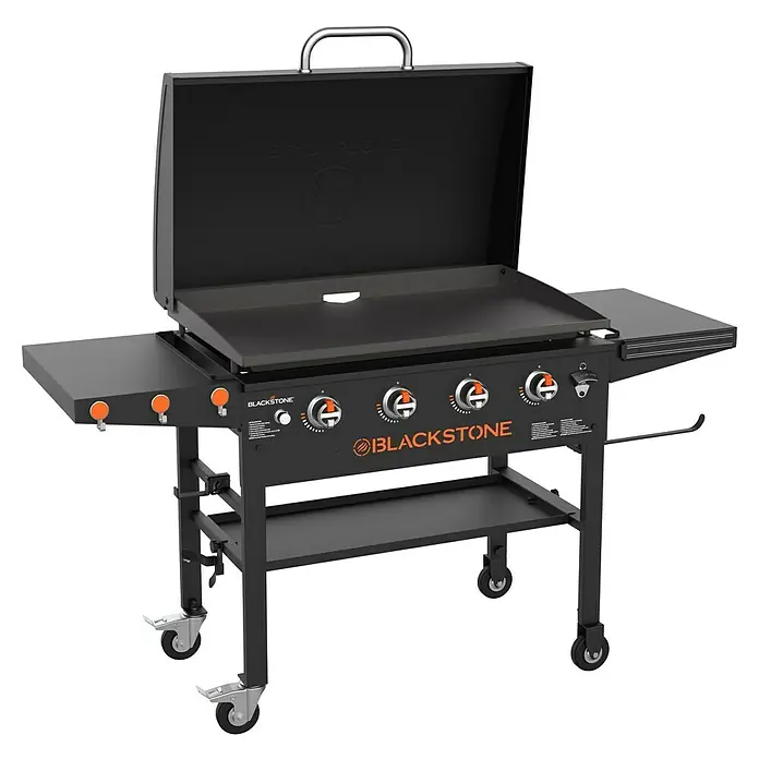 Blackstone Plancha-Grill 36" - Grillfläche (B x T): 91 x 55 cm, 17,5 kW, Anzahl Brenner: 4 Stk. - Das Bild zeigt einen schwarzen Blackstone-Grill mit vier Brennern, einer großen Grillfläche und Seitenablagen, ideal für vielseitiges Kochen im Freien.