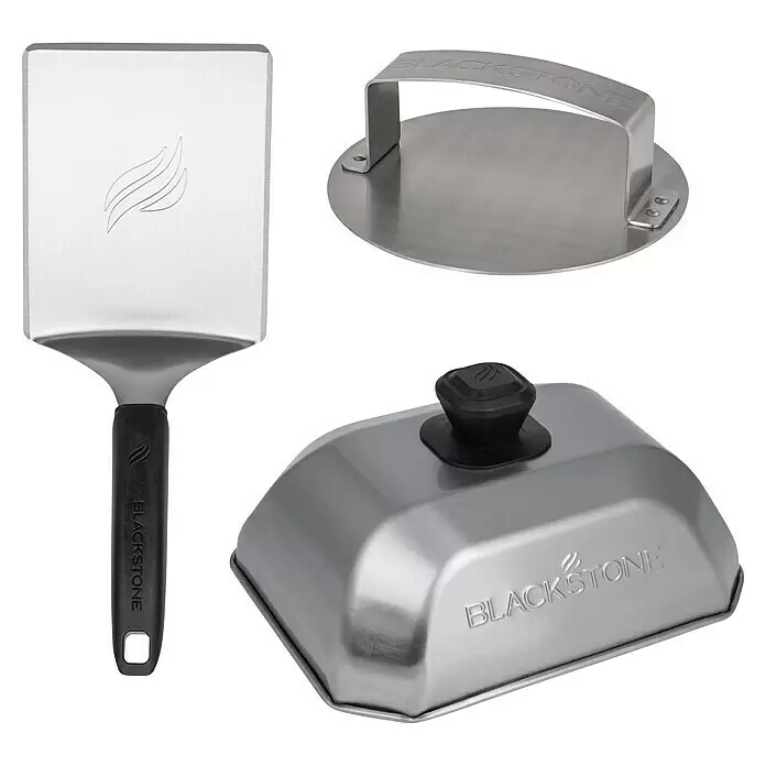 Blackstone Hamburgerpresse Set - 3 -tlg., Edelstahl - Drei Edelstahl-Blackstone-Grillzubehörteile: ein Spatel, eine Burgerpresse und eine Haube.