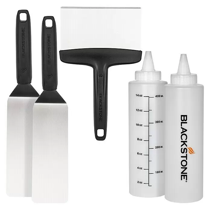 Blackstone Grillbesteck Set mit Quetschflaschen - 5 -tlg. - Ein Blackstone Grillplatten-Zubehörset: zwei Spatel, ein Schaber mit schwarzen Griffen und zwei transparente weiße Quetschflaschen.