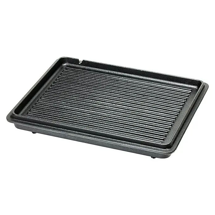 Petromax Auflaufform - L x B x H: 34 x 24 x 14,5 cm, Gusseisen, 4,5 l - Detailaufnahme einer schwarzen Grillplatte mit gerillter Oberfläche, ideal zum Grillen von Speisen mit typischen Grillstreifen.
