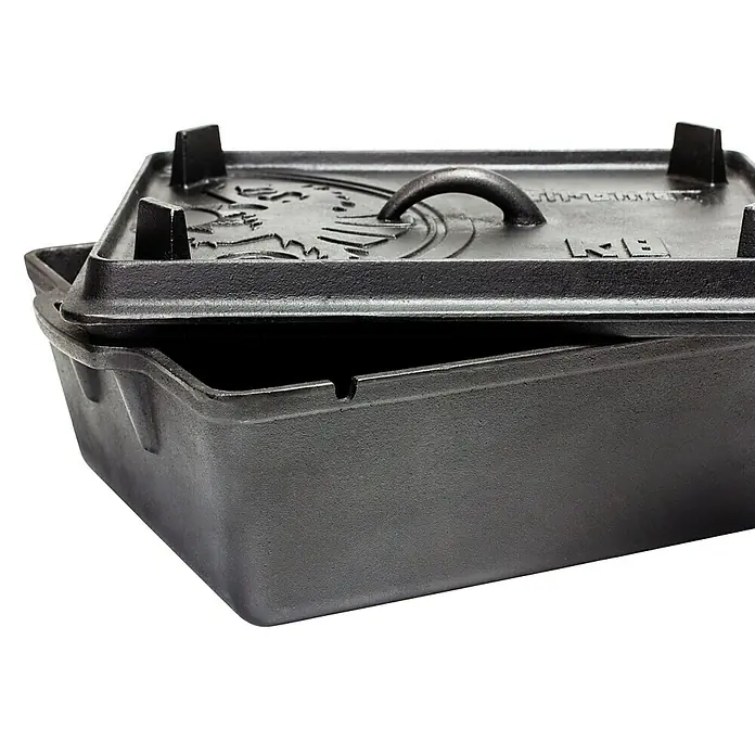 Petromax Auflaufform - L x B x H: 34 x 24 x 14,5 cm, Gusseisen, 4,5 l - Ein rechteckiger, schwarzer Dutch Oven mit Deckel, ideal für Outdoor-Kochen und Lagerfeuerküche. Robuste Gusseisenqualität.