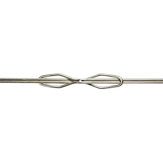 Petromax Grillspieß - Länge: 92 cm, Edelstahl/Buchenholz, Form: Gerade, 2 Stk. - Nahaufnahme einer silberfarbenen Haarspange, die ein elegantes, verschlungenes Design aufweist und auf einem schwarzen Hintergrund liegt.
