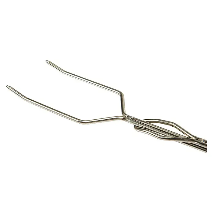 Petromax Grillspieß - Länge: 92 cm, Edelstahl/Buchenholz, Form: Gerade, 2 Stk. - Nahaufnahme einer metallenen Tiegelzange, einem Laborgerät zum sicheren Halten von Tiegeln bei hohen Temperaturen.