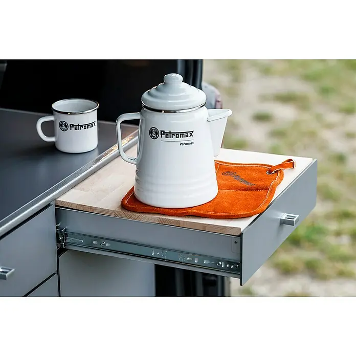 Petromax Tasse - 370 ml, Weiß - Petromax Kaffeekanne und Tasse auf einem Ausziehtisch mit orangefarbenem Topflappen.