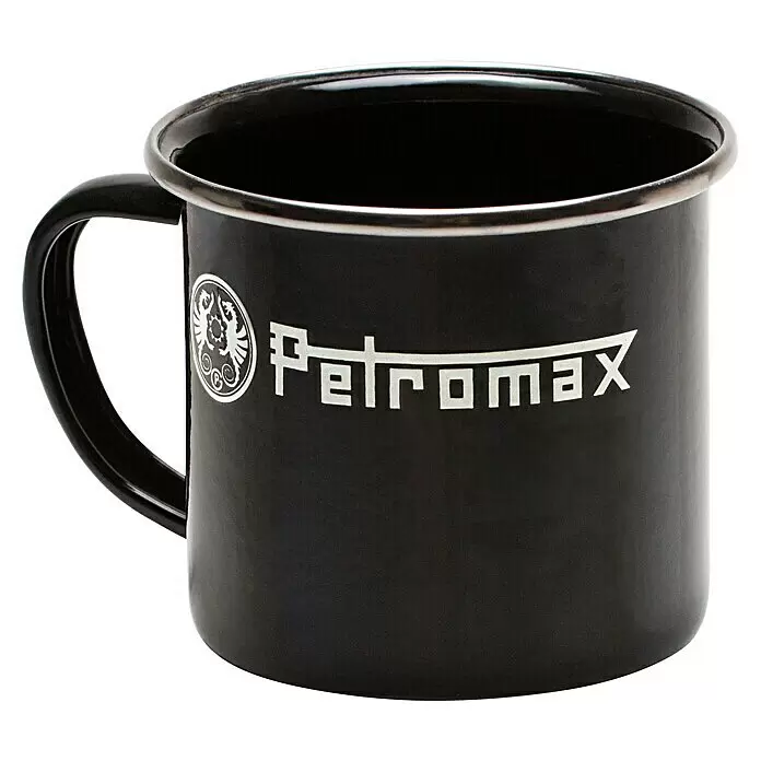 Petromax Tasse - 370 ml, Schwarz - Schwarze Emaille-Tasse mit silbernem Rand und Henkel, mit Petromax-Logo und kreisförmigem Emblem.