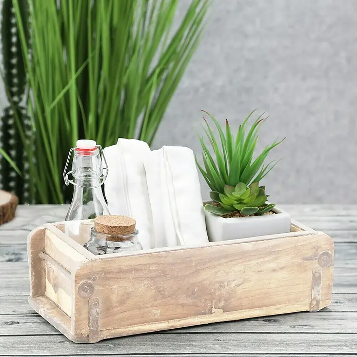 Holzkiste Ziegelform - L x B x H: 30 x 15 x 9 cm, Braun/Weiß - Dekoratives Holztablett mit zwei Gläsern, zwei weißen Tüchern und einer Sukkulente, perfekt für Badezimmer oder als Tischdekoration.