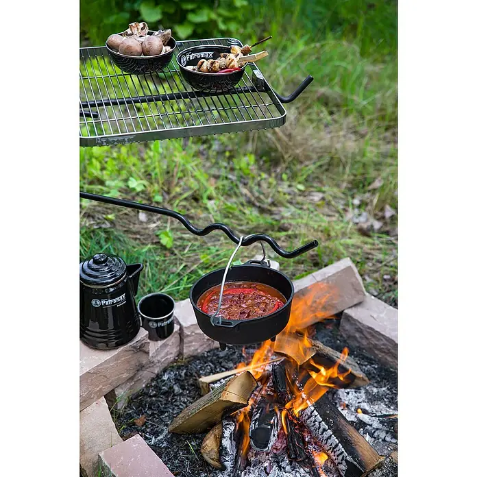 Petromax Dutch Oven - Ø x H: 31 x 18,6 cm, Gusseisen, 3,5 l, Mit Füßen - Lagerfeuerküche mit Petromax: Eintopf über dem Feuer, Grill für Gemüse und Teekessel für gemütliche Stunden in der Natur.